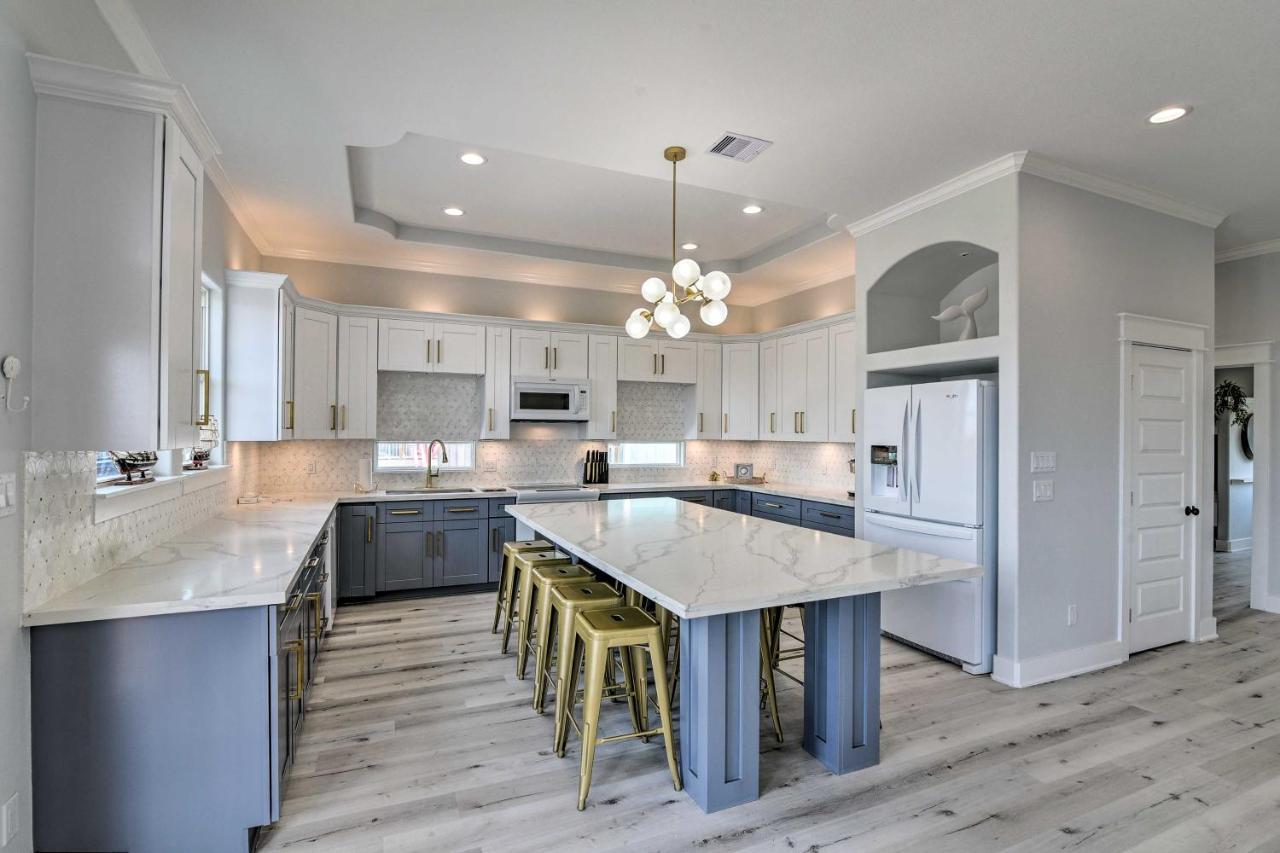 Chic Crystal Beach Escape With Deck - Walk To Beach! Bolivar Peninsula Exterior foto